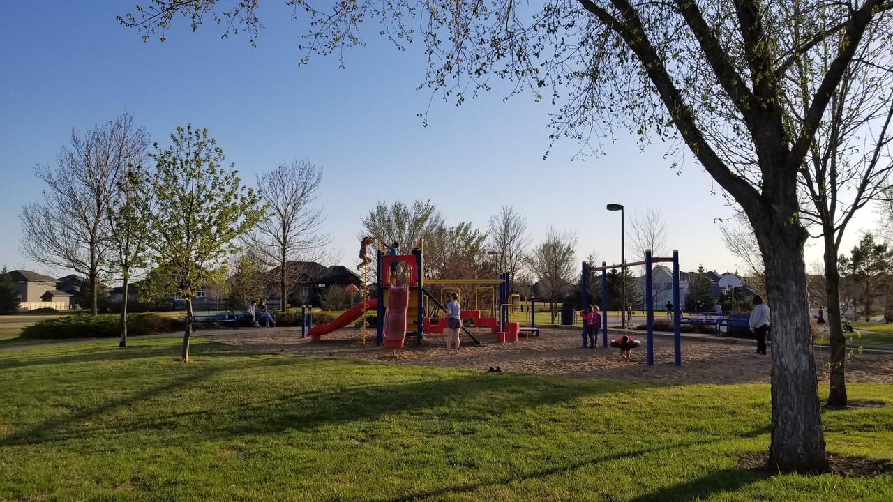 Saskatoon Lashyn Cove Homestay Buitenkant foto