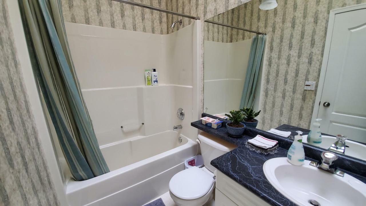 Saskatoon Lashyn Cove Homestay Buitenkant foto