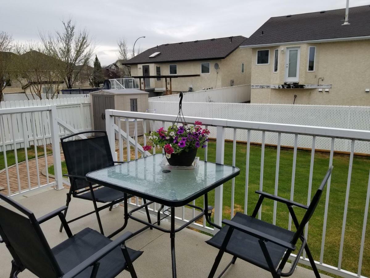 Saskatoon Lashyn Cove Homestay Buitenkant foto
